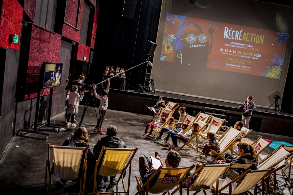 Enfants participant à un atelier tournage de films proposé par l'association Les Tontons Filmeurs lors du festival Récréaction qui s'est déroulé en octobre 2020 au Temps Machine de Joué-lès-tours