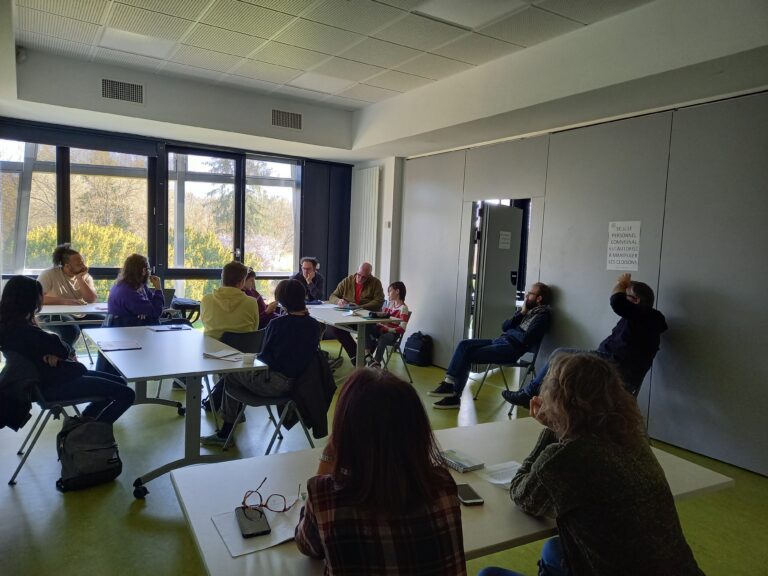 Des personnes réunies dans une salle pour un atelier écriture scénario dans le cadre du festival Au long court 2024