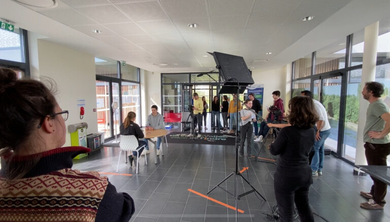 Plateau de tournage pendant un exercice lors d'un atelier d'initiation qui s'est déroulé dans les locaux de la Communauté de communes Touraine Vallée de l'Indre